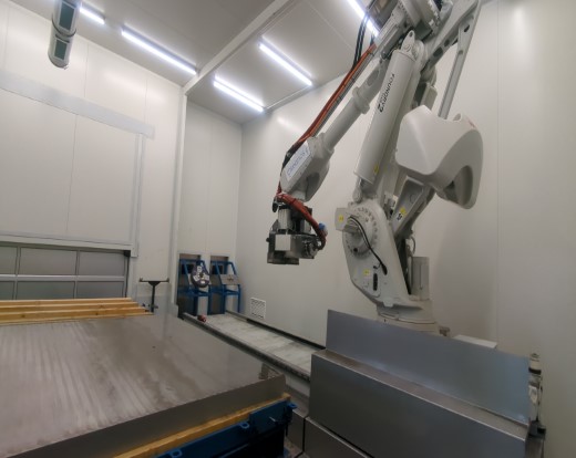 Ein Industrieller Roboter mit Bearbeitungswerkzeug